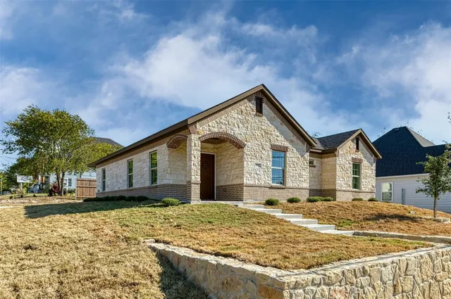 $335,000 | 701 Martin Luther King Junior Boulevard, Waxahachie, TX 75165