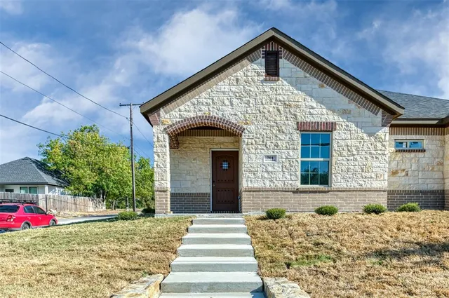 $335,000 | 701 Martin Luther King Junior Boulevard, Waxahachie, TX 75165