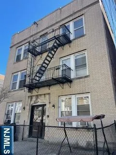 $2,000 | 379 Undercliff Avenue, Unit 5, Edgewater, NJ 07020