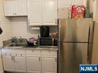 $2,000 | 379 Undercliff Avenue, Unit 5, Edgewater, NJ 07020