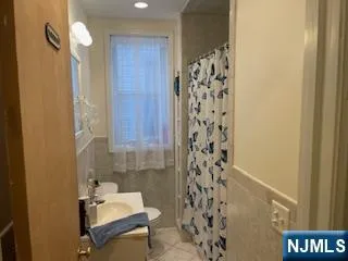 $2,000 | 379 Undercliff Avenue, Unit 5, Edgewater, NJ 07020