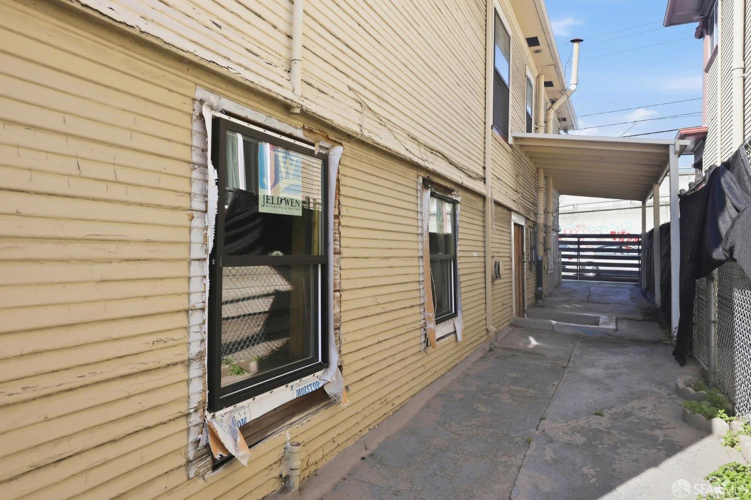 863 35th Street Oakland, CA 94608 - Photo 3 of 29