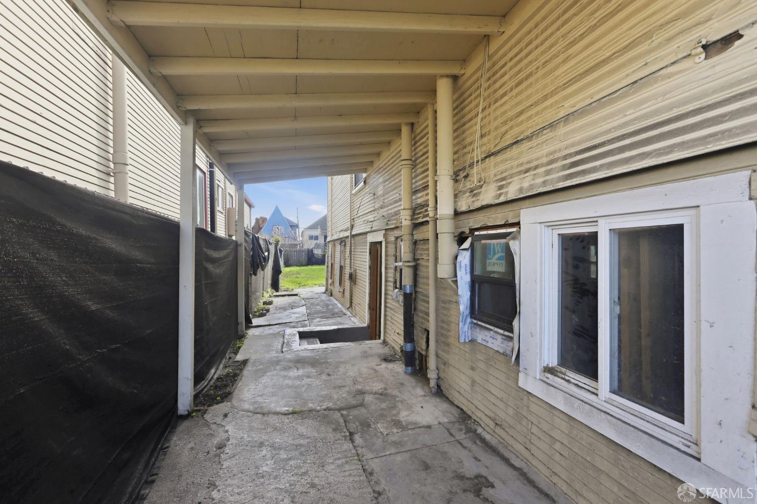 863 35th Street Oakland, CA 94608 - Photo 4 of 29