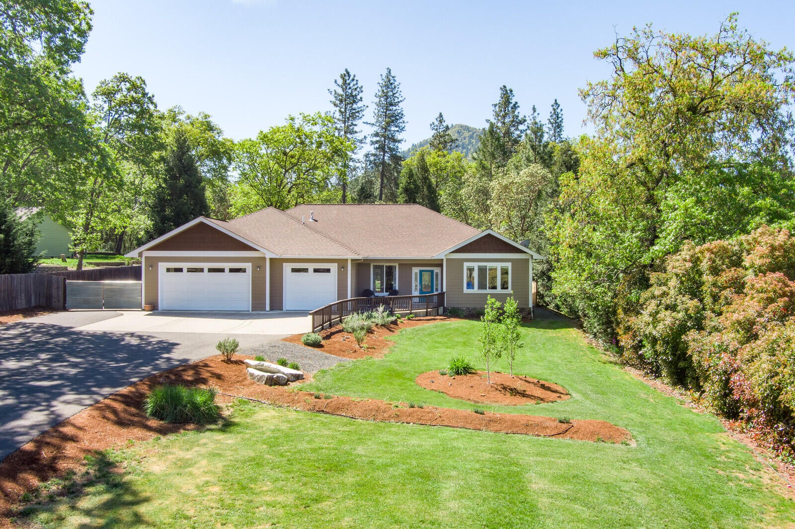 315 Summit Loop Grants Pass, OR 97527 - Photo 43 of 48 Front yard!