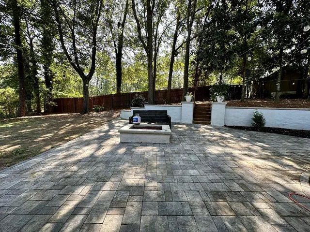 a bench is sitting in the middle of a yard