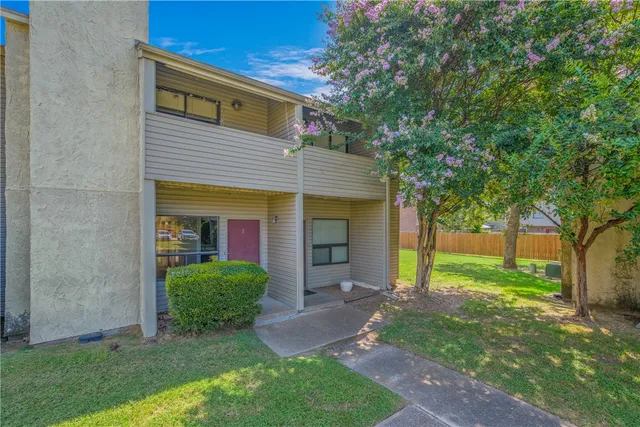 a view of a front of house with a yard
