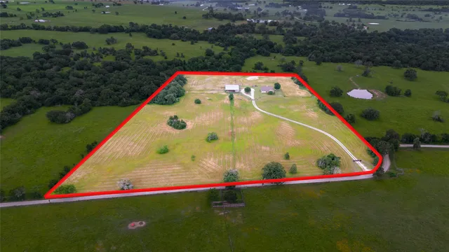 a view of a house with yard and tree s