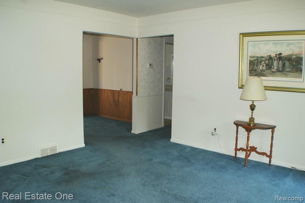 421 Rewold Drive Rochester, MI 48307 - Photo 4 of 27 Good sized Living Room