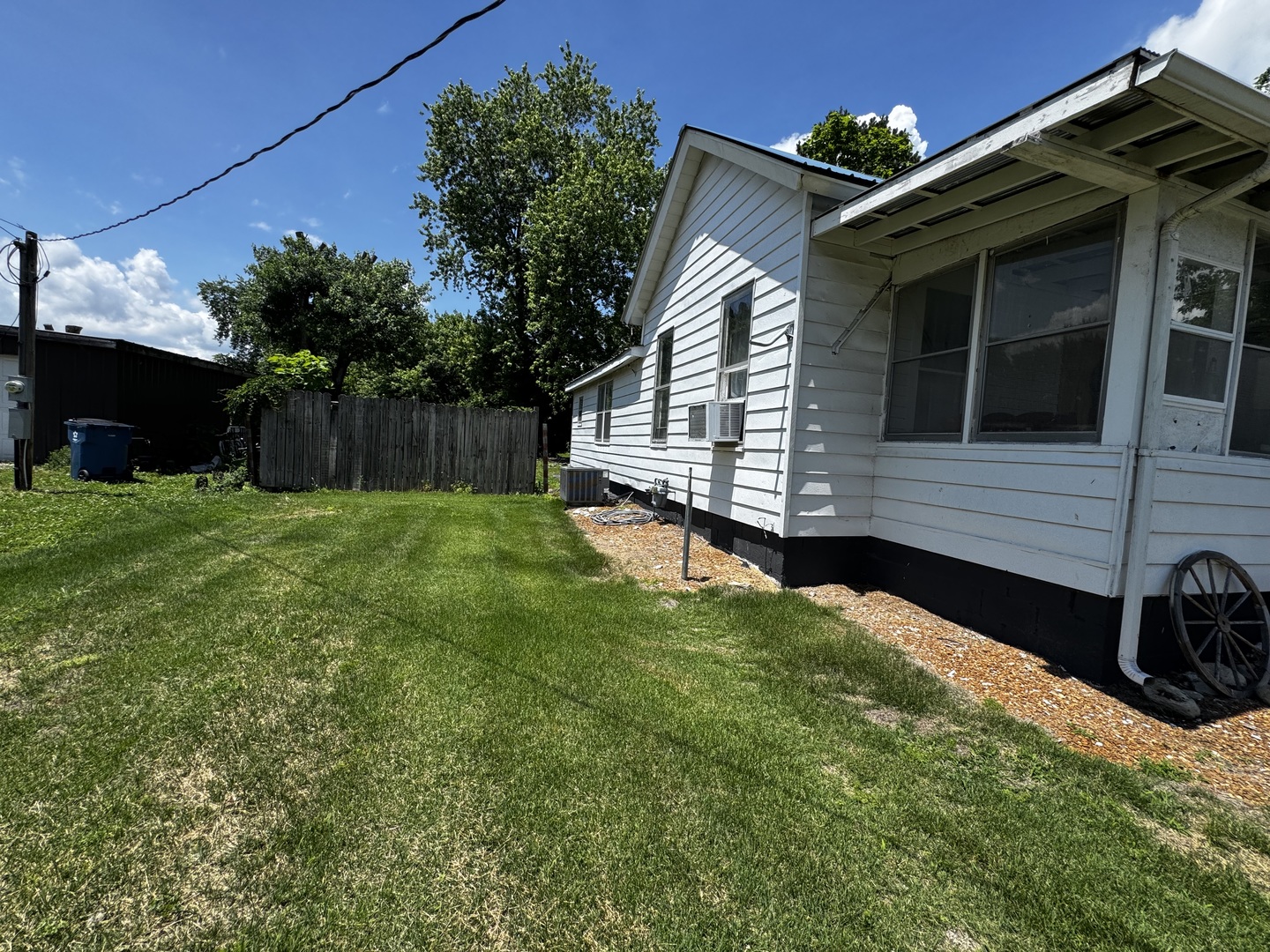 545 North Division Street Du Quoin, IL 62832 - Photo 2 of 17 a view of a house with a yard