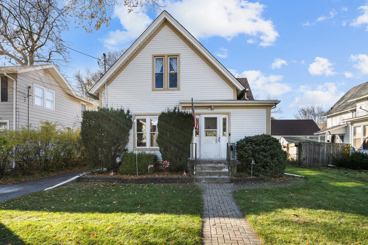 644 Oak Avenue Aurora, IL 60506 - Photo 1 of 21 a view of a yard in front of a house with plants and large tree