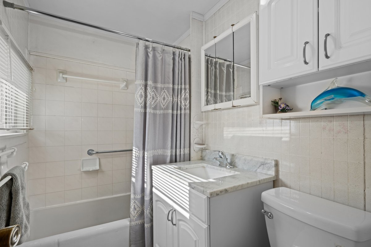 644 Oak Avenue Aurora, IL 60506 - Photo 13 of 21 a bathroom with a sink toilet and shower