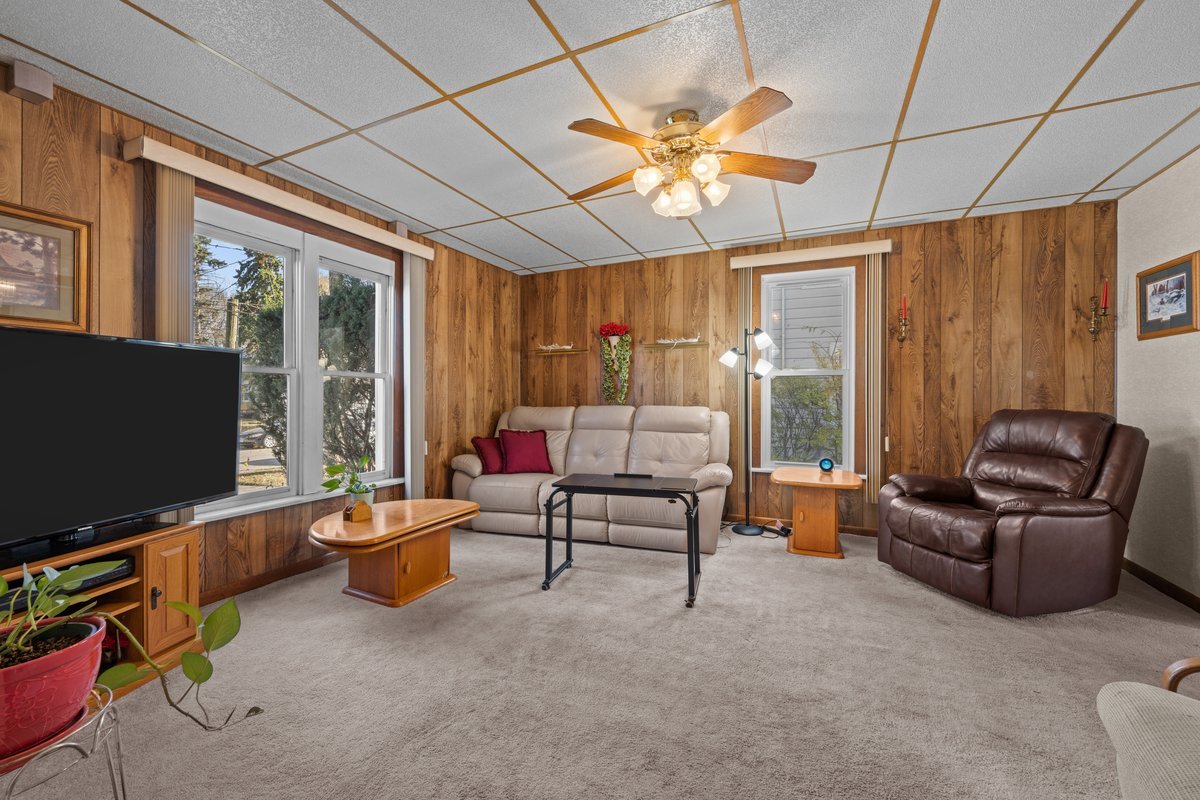 644 Oak Avenue Aurora, IL 60506 - Photo 4 of 21 a living room with furniture and a flat screen tv