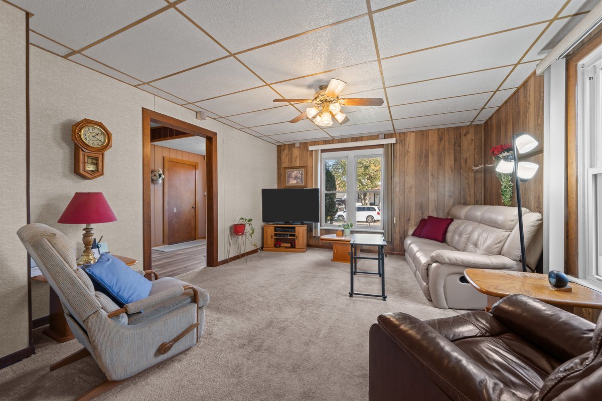 644 Oak Avenue Aurora, IL 60506 - Photo 5 of 21 a living room with furniture and a flat screen tv