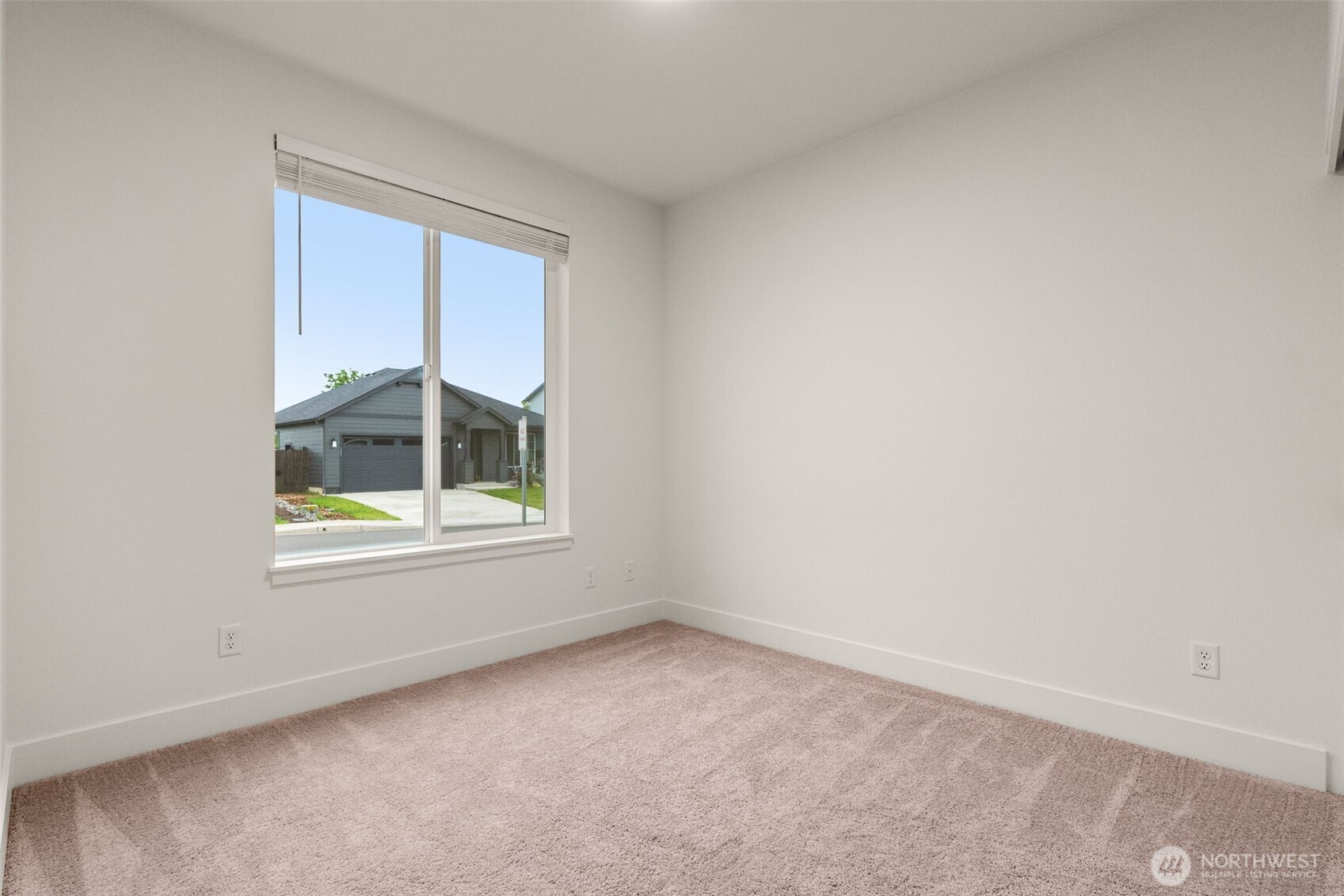 504 Pagget Avenue Winlock, WA 98596 - Photo 16 of 27 an empty room with a window
