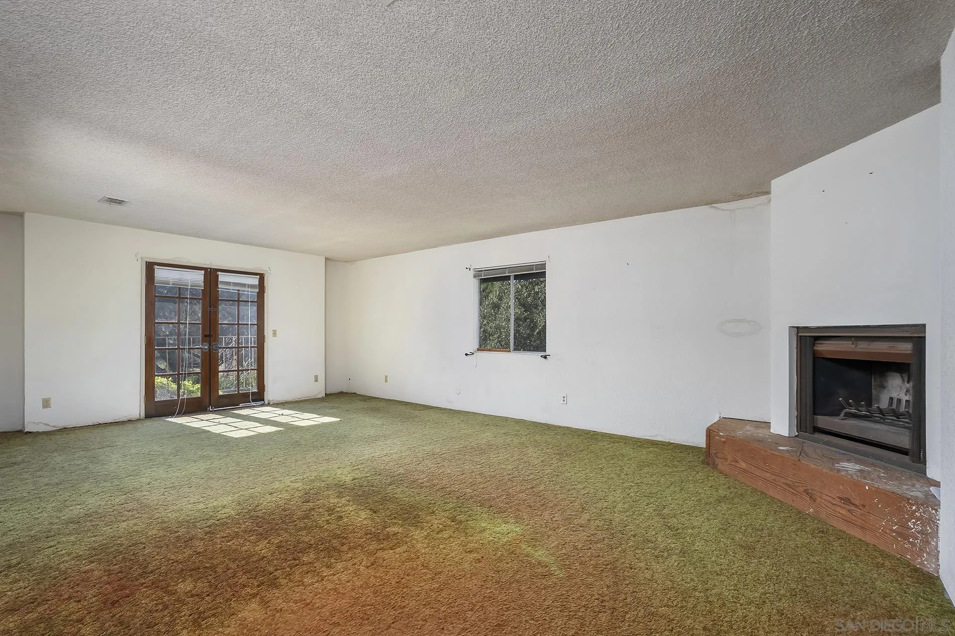 4829 Dehesa Road El Cajon, CA 92019 - Photo 6 of 14 an empty room with windows