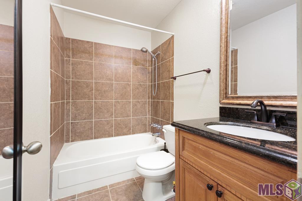 10292 West Winston Avenue, Unit 3 Baton Rouge, LA 70809 - Photo 17 of 22 Master Bath
