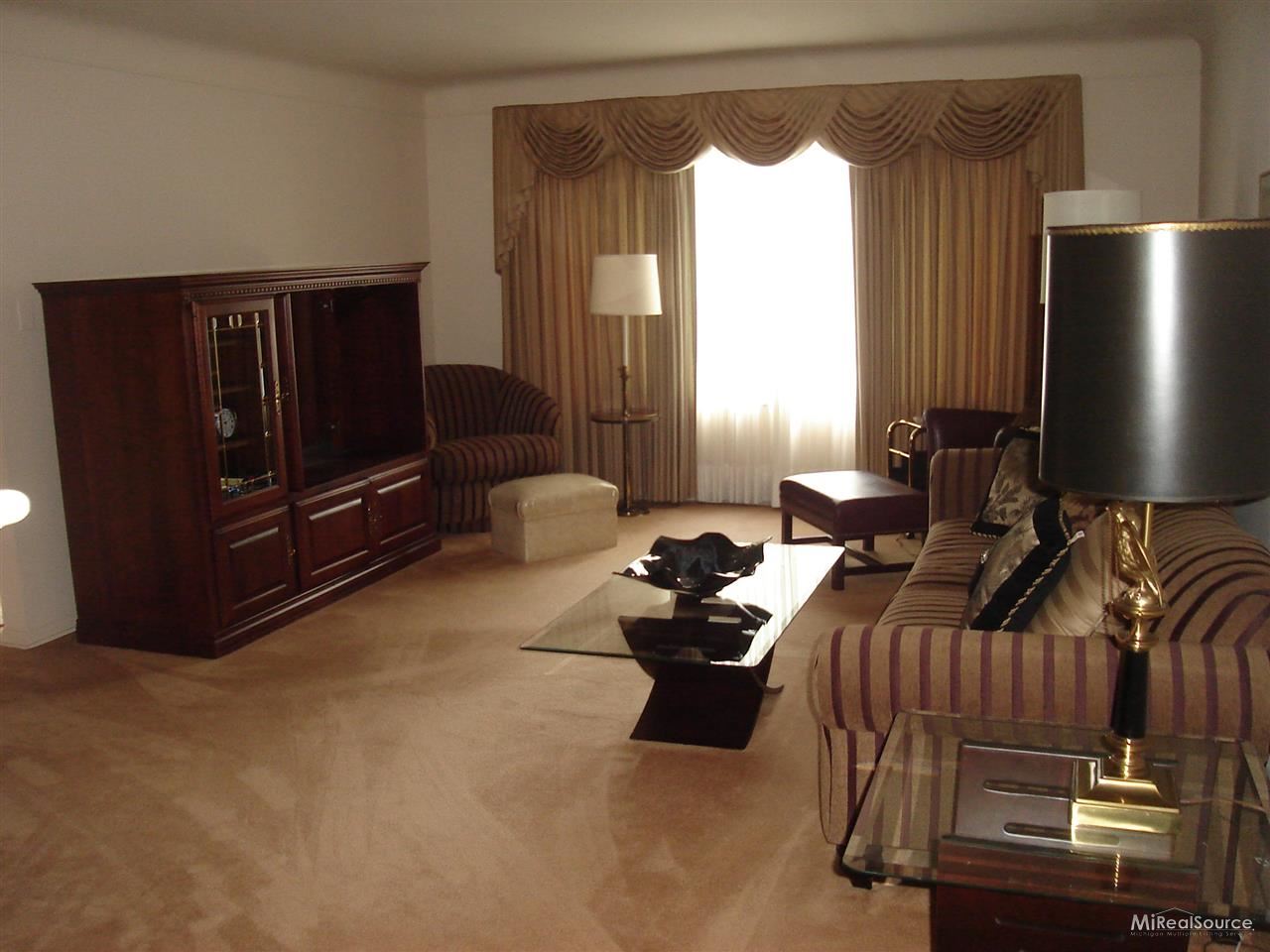 19799 West Ida Grosse Pointe, MI 48236 - Photo 4 of 28 31160210-3.JPG