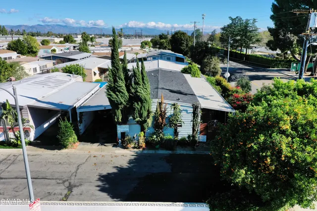 a view of a house with yard and street