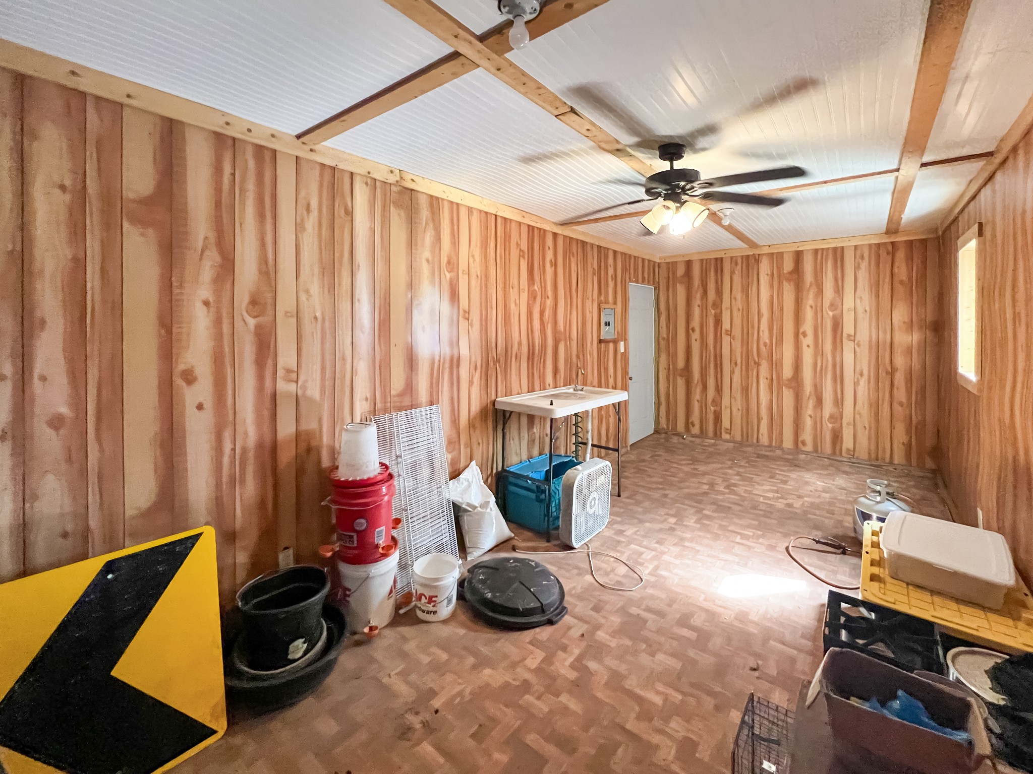 9516 Bakerton Road Red Boiling Springs, TN 37150 - Photo 47 of 60 a room with musical instruments