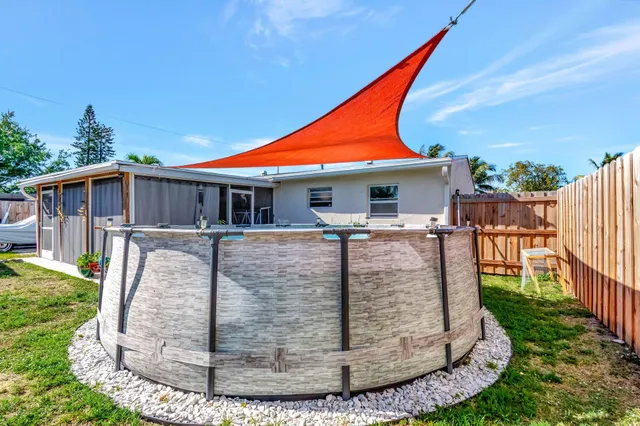 a view of a house with backyard