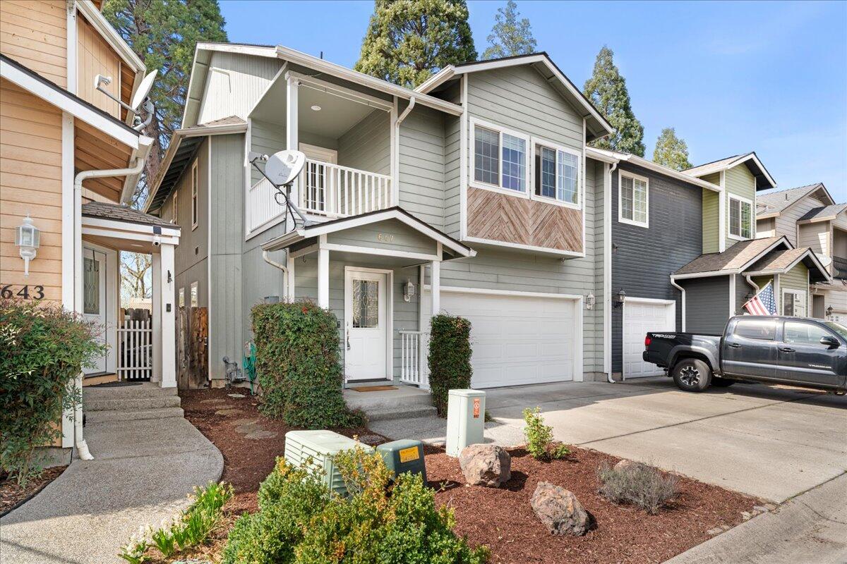 647 Shadow Way Central Point, OR 97502 - Photo 1 of 28 1