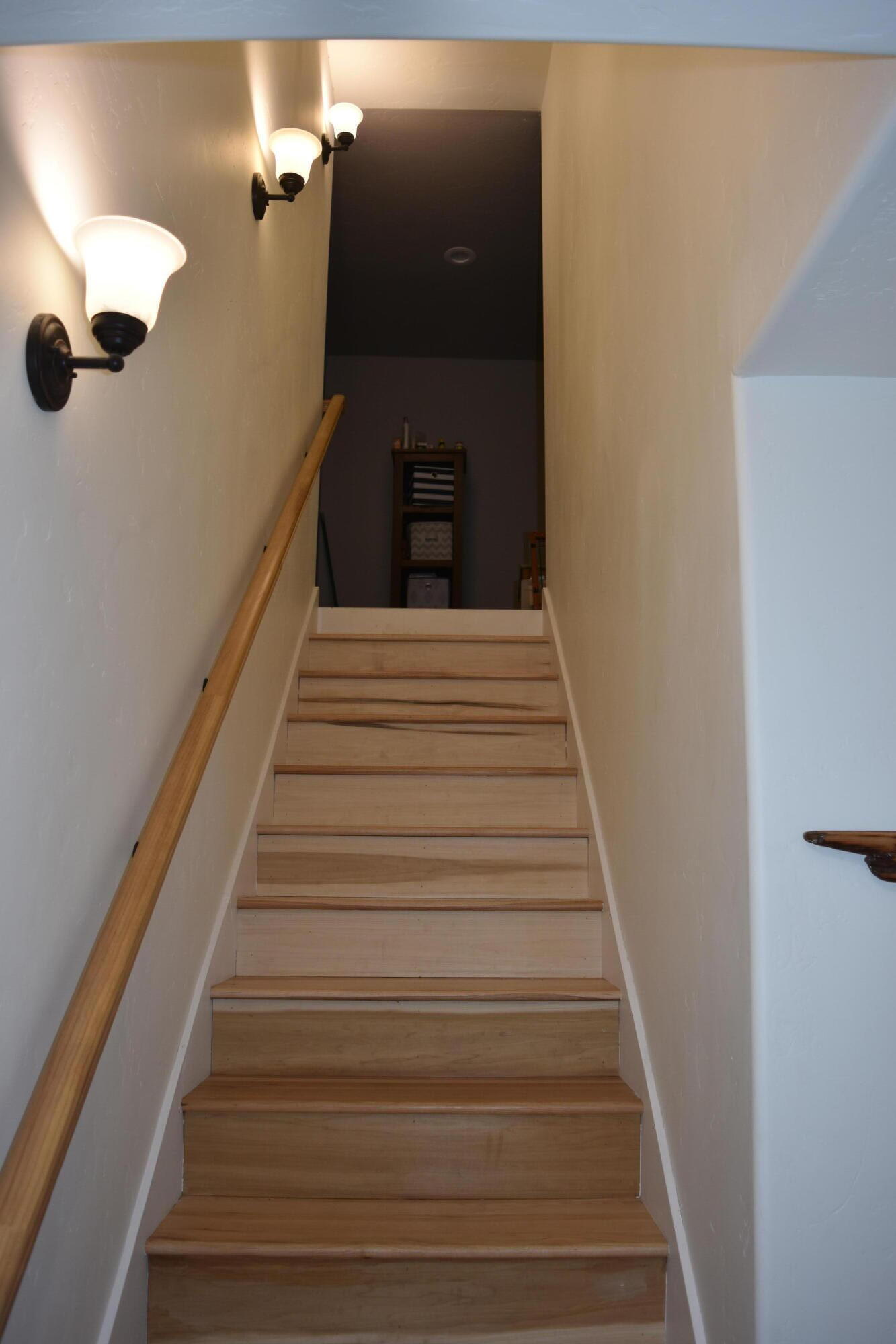 23084 McGrath Road Bend, OR 97701 - Photo 23 of 24 stair case