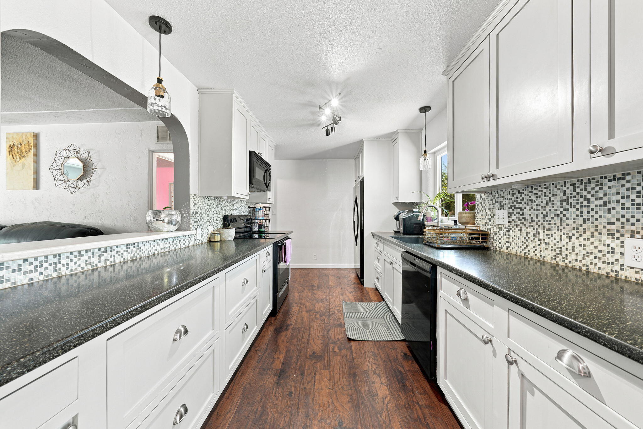 1082 Harpole Road Redding, CA 96002 - Photo 10 of 38 Kitchen