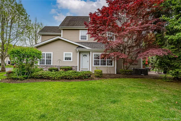 $695,000 | 34 Paddington Circle, Smithtown, NY 11787