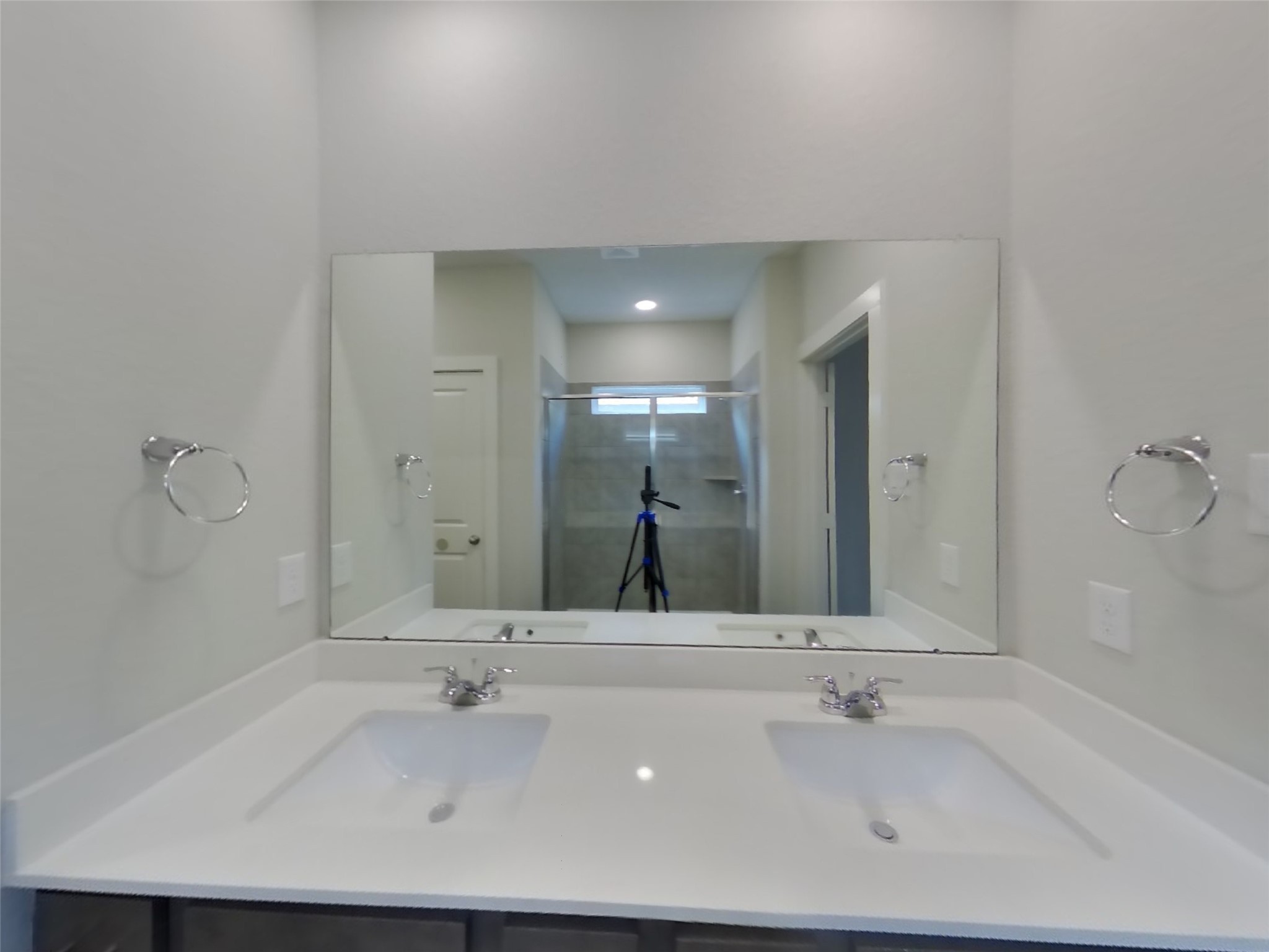 2407 Foster Hl Road Richmond, TX 77469 - Photo 8 of 24 a bathroom with a bathtub and a sink