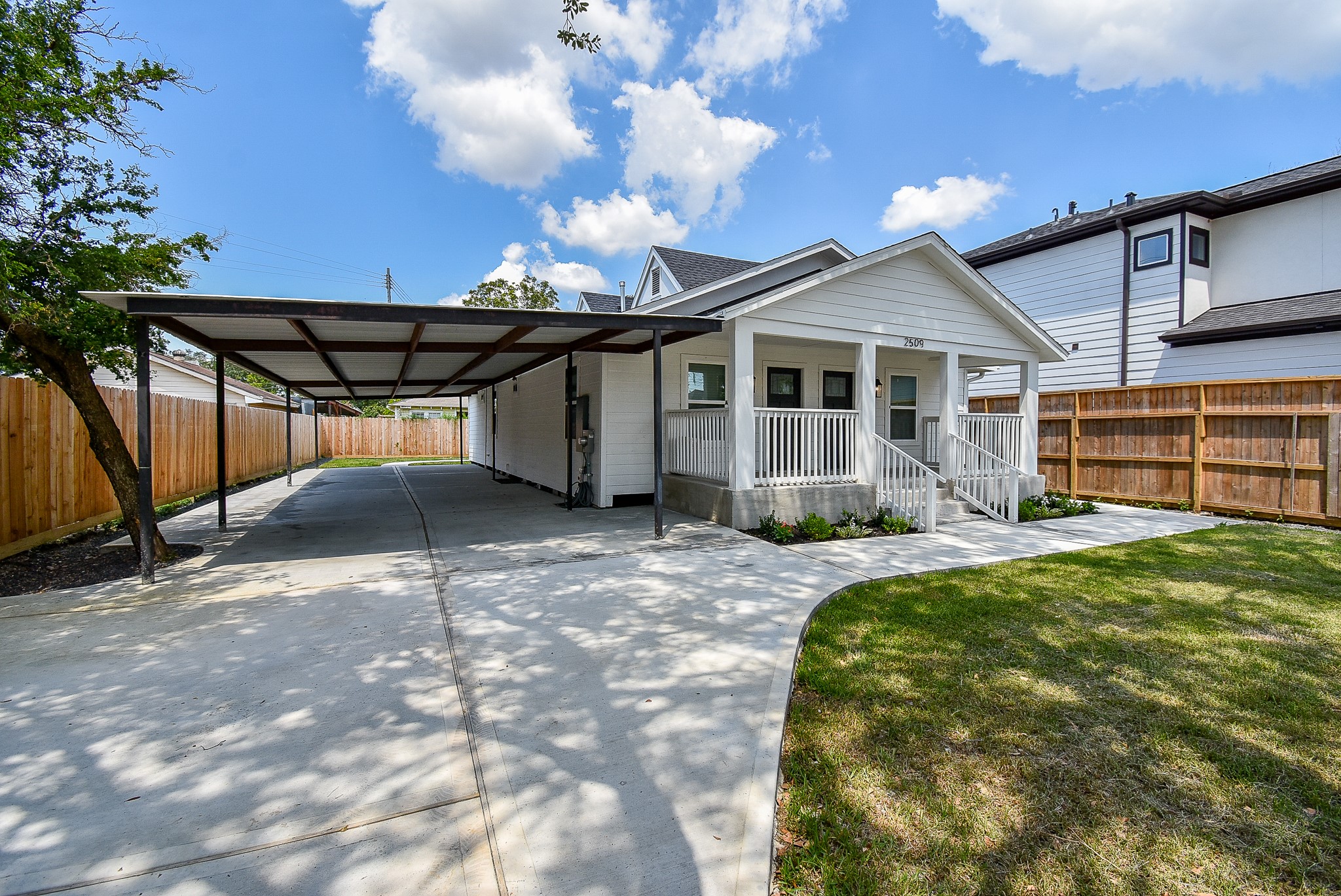 2509 Terry Street, Unit A Houston, TX 77009 - Photo 4 of 22 a view of a house with backyard and sitting area