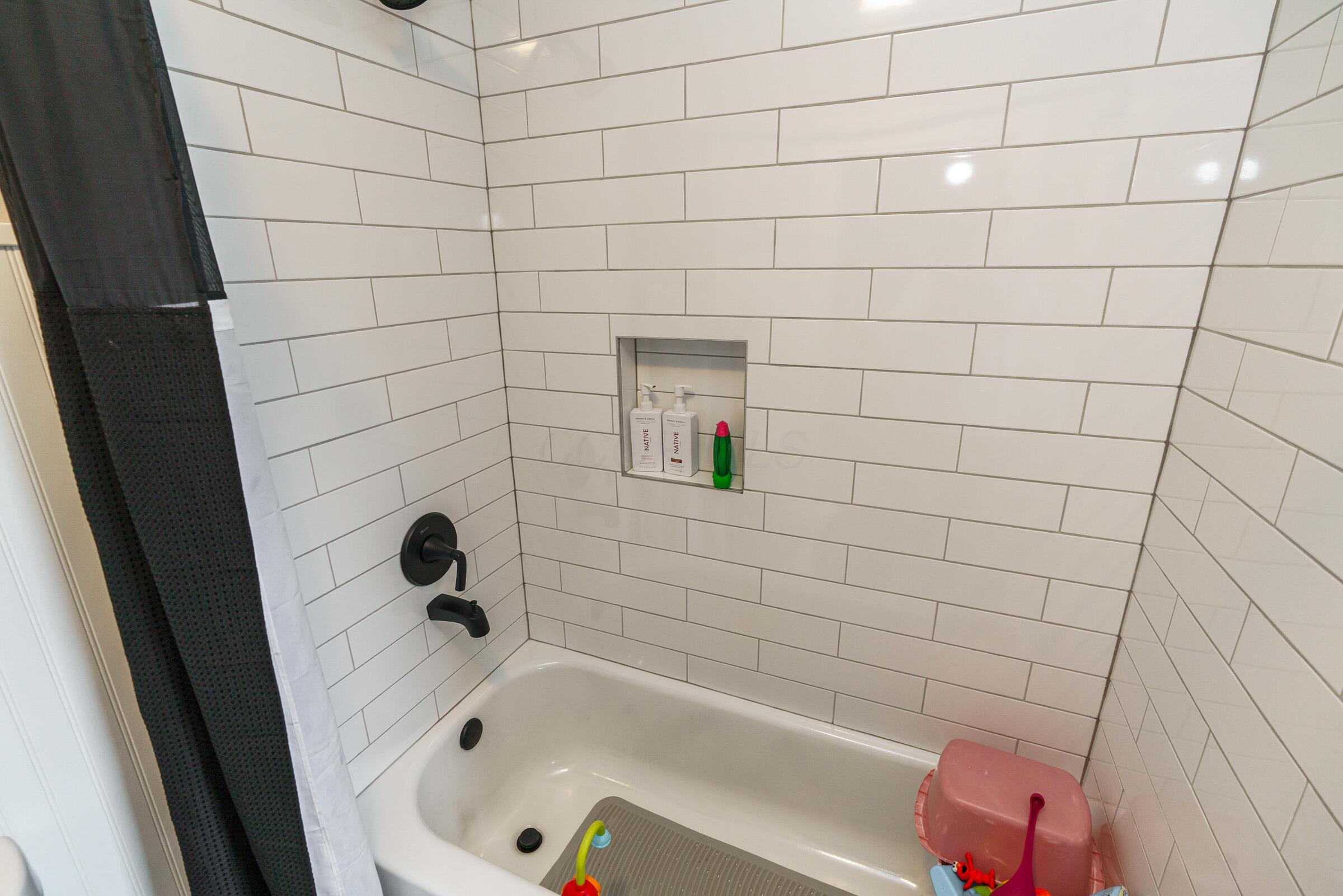 357 Fallis Road Columbus, OH 43214 - Photo 24 of 39 Full Bathroom 2