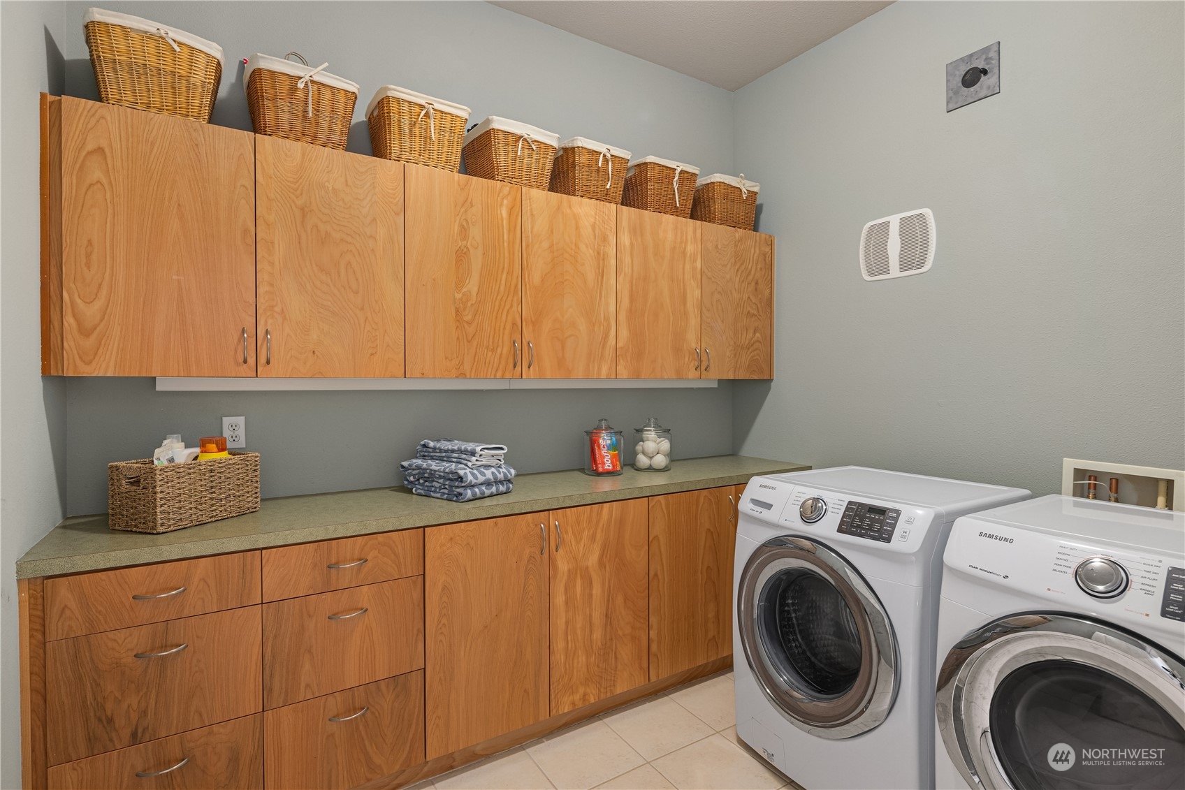 145 Sky Ridge Road Northwest Issaquah, WA 98027 - Photo 29 of 36 a utility room with dryer and washer
