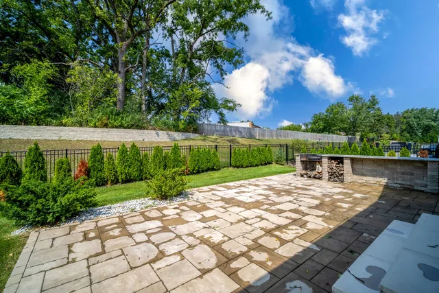 a view of a backyard