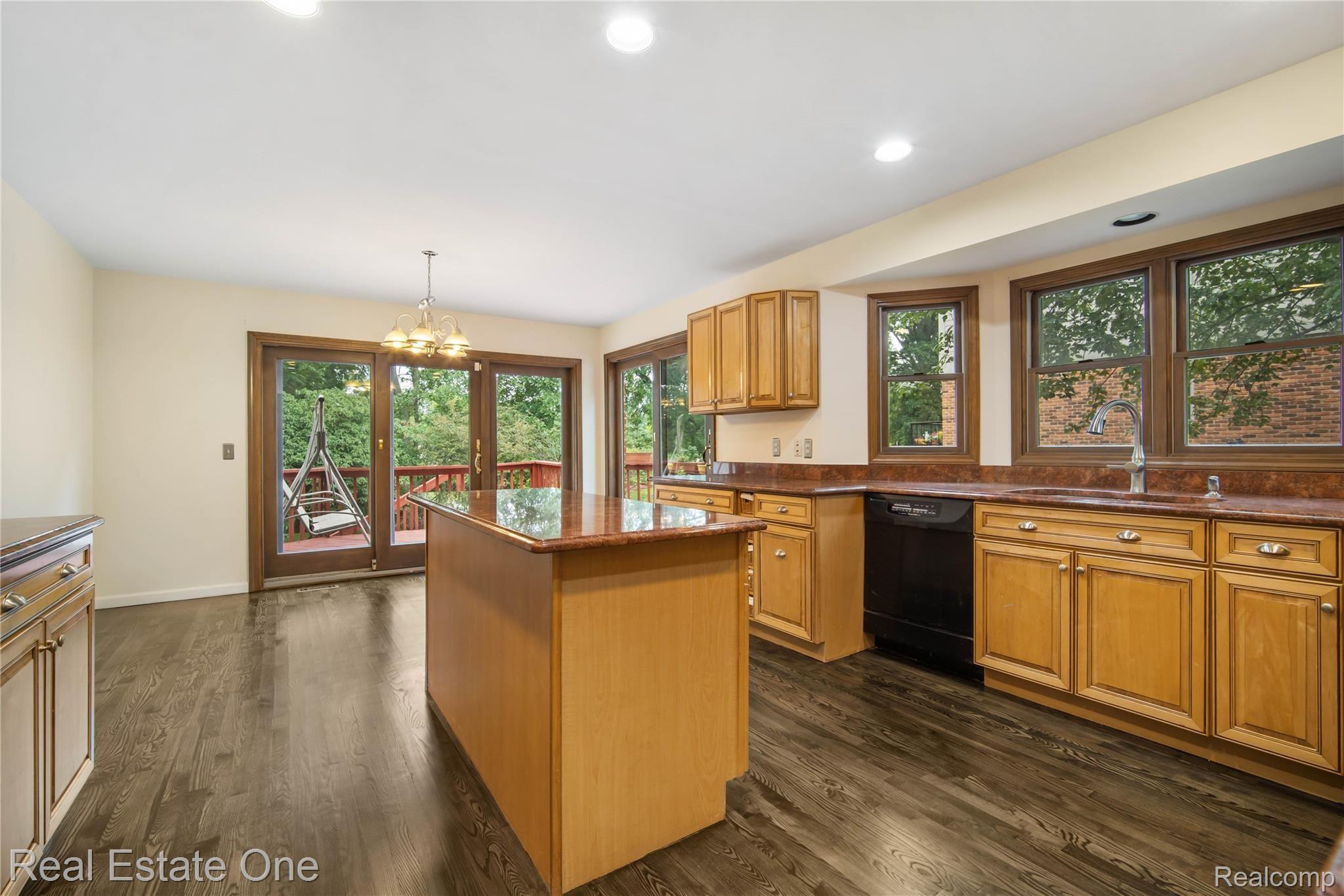 2565 Topsham Drive Rochester, MI 48306 - Photo 15 of 45 IMG_0180.jpg
