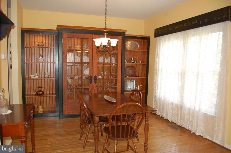 1219 Woodbrook Court Reston, VA 20194 - Photo 15 of 26 Built in Display Hutch