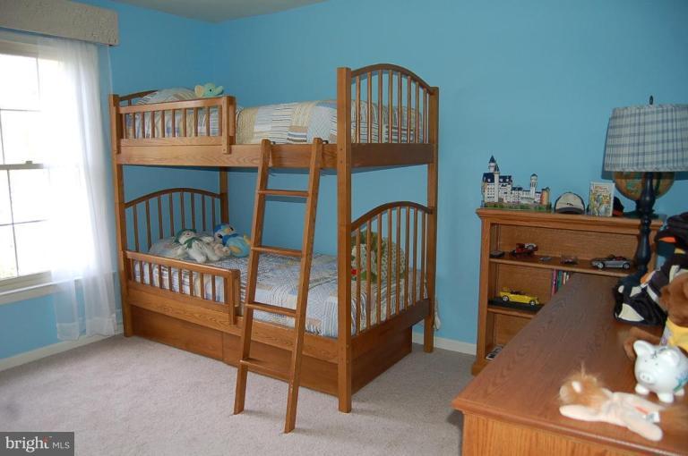Large Bedroom w/double Door Closet