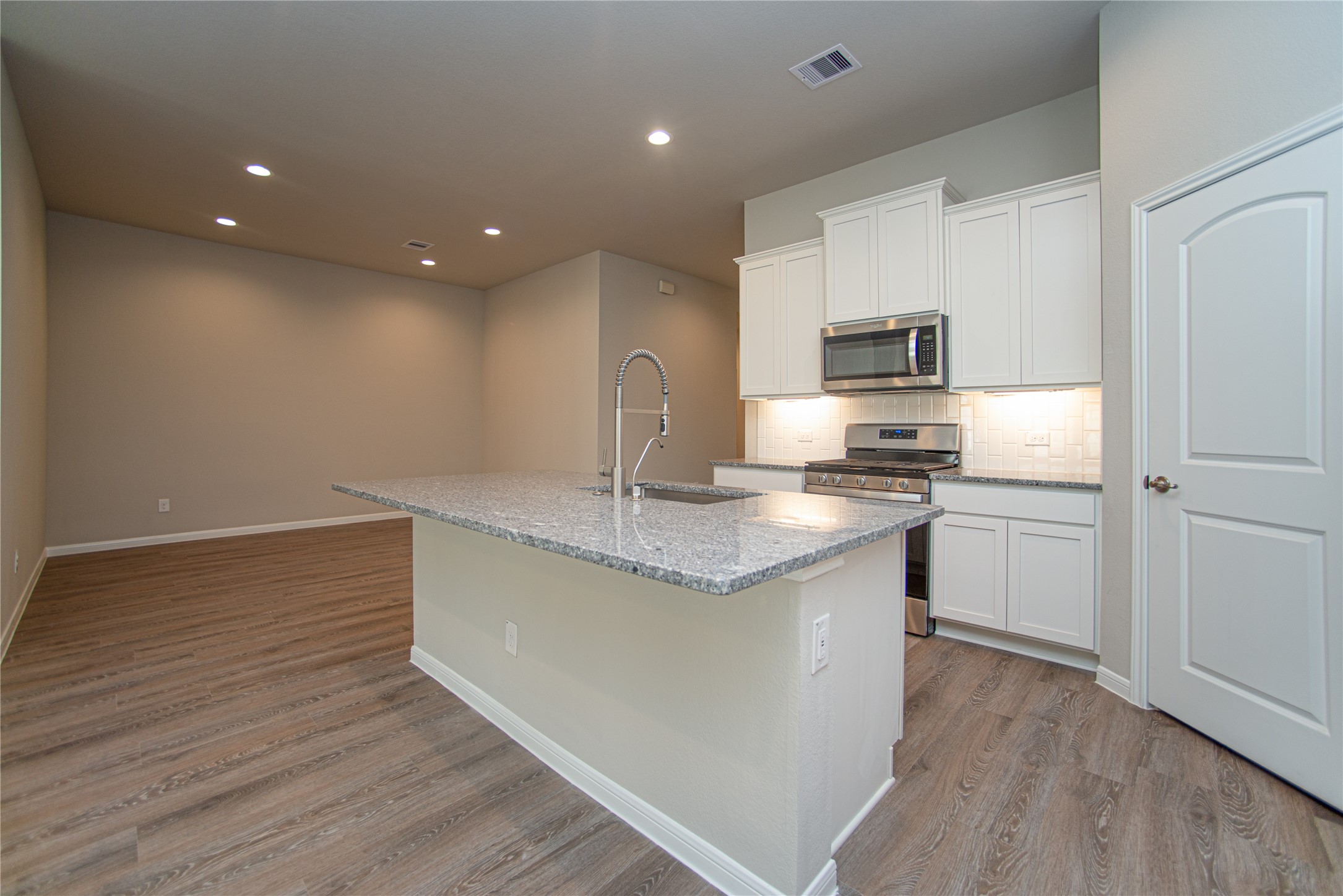 439 Stonebrook Lane Conroe, TX 77304 - Photo 2 of 19