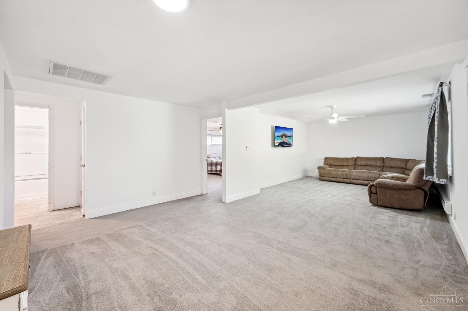 1062 Locust Corner Road Cincinnati, OH 45245 - Photo 4 of 35 Gallery Image 4