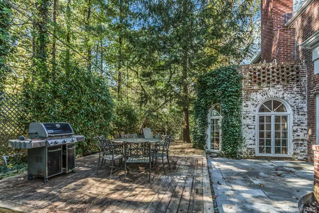 a view of a chairs and table in a backyard