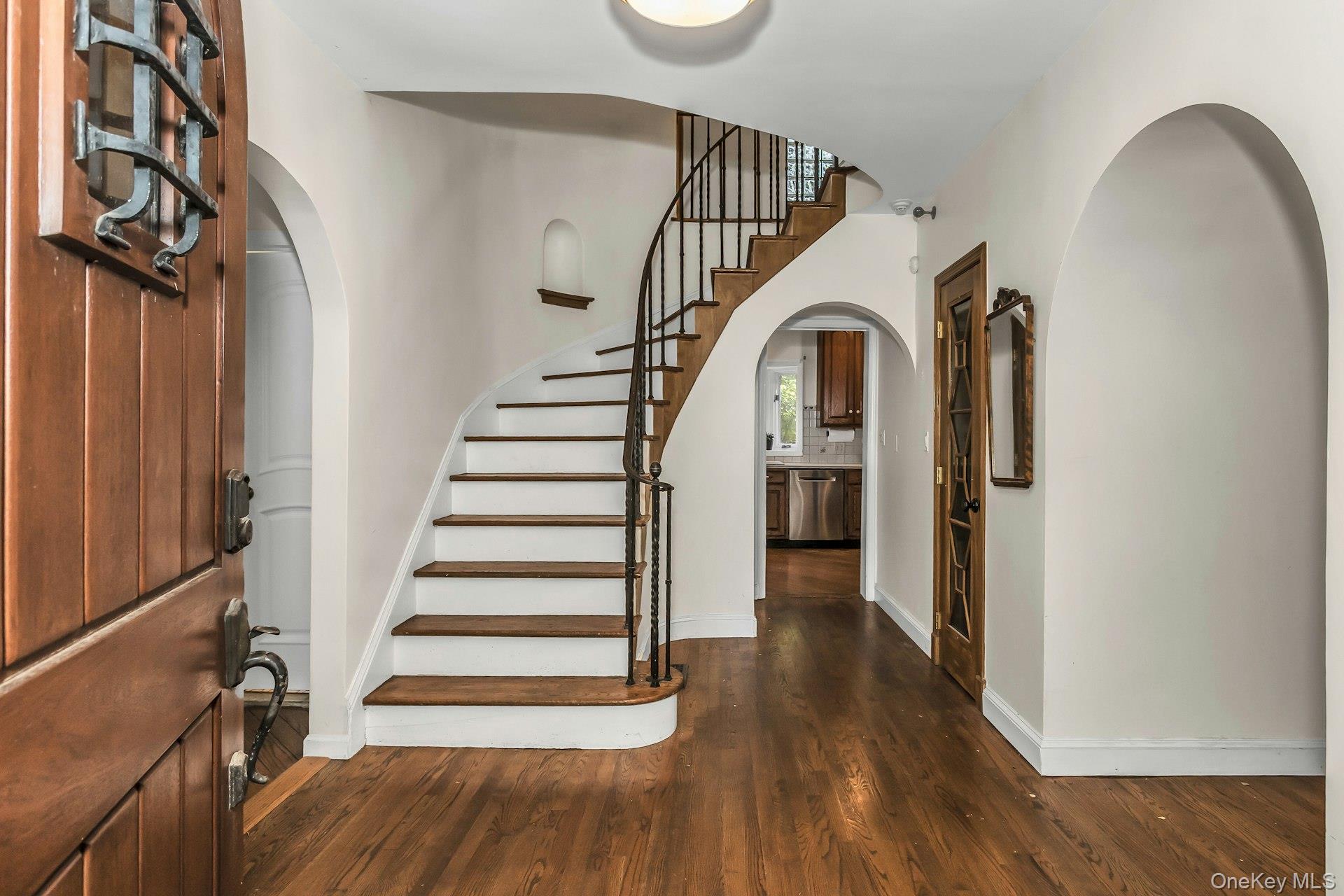 10 Soundview Crest Manhasset, NY 11030 - Photo 5 of 41