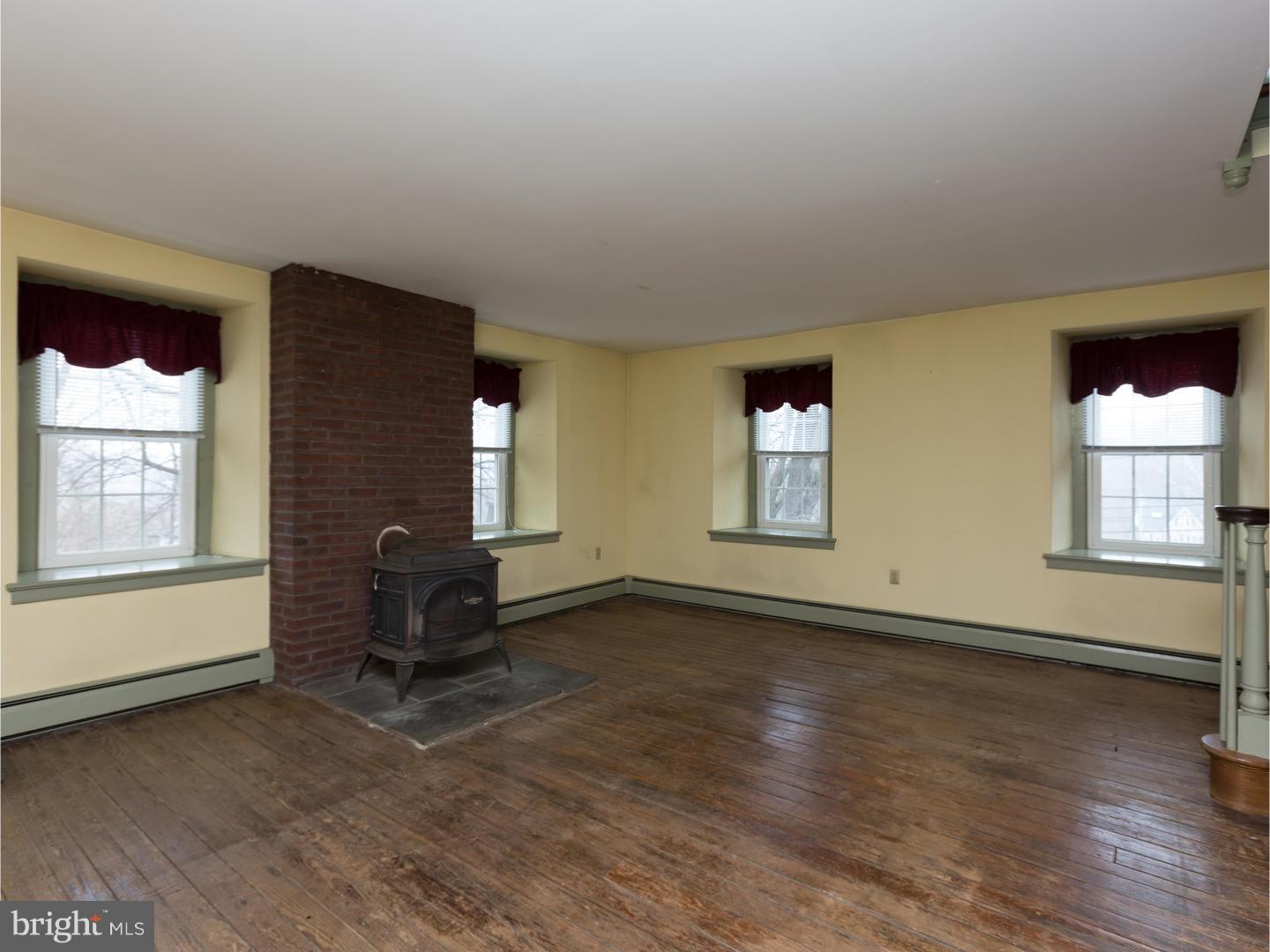 849-ab Ellston Road Aston, PA 19014 - Photo 2 of 18 Living Room