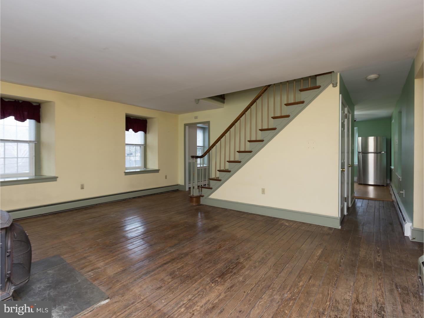 849-ab Ellston Road Aston, PA 19014 - Photo 3 of 18 Living Room