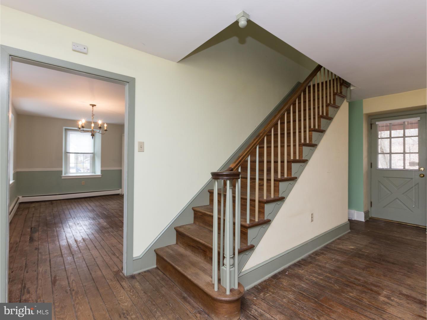 849-ab Ellston Road Aston, PA 19014 - Photo 4 of 18 Living Room