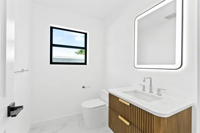 $1,540,000 | 20500 Highland Lakes Boulevard, Miami, FL 33179