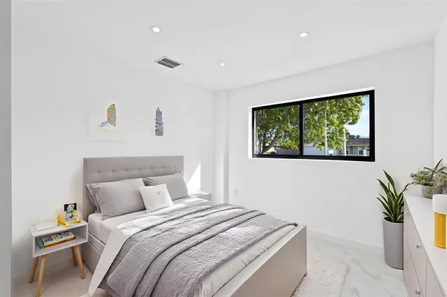 $1,650,000 | 20500 Highland Lakes Boulevard, Miami, FL 33179