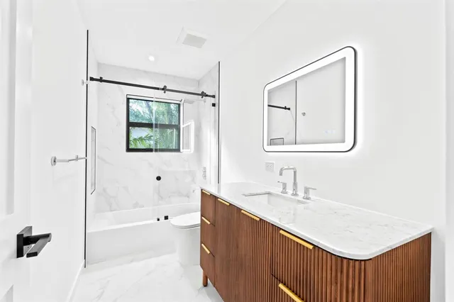 $1,540,000 | 20500 Highland Lakes Boulevard, Miami, FL 33179