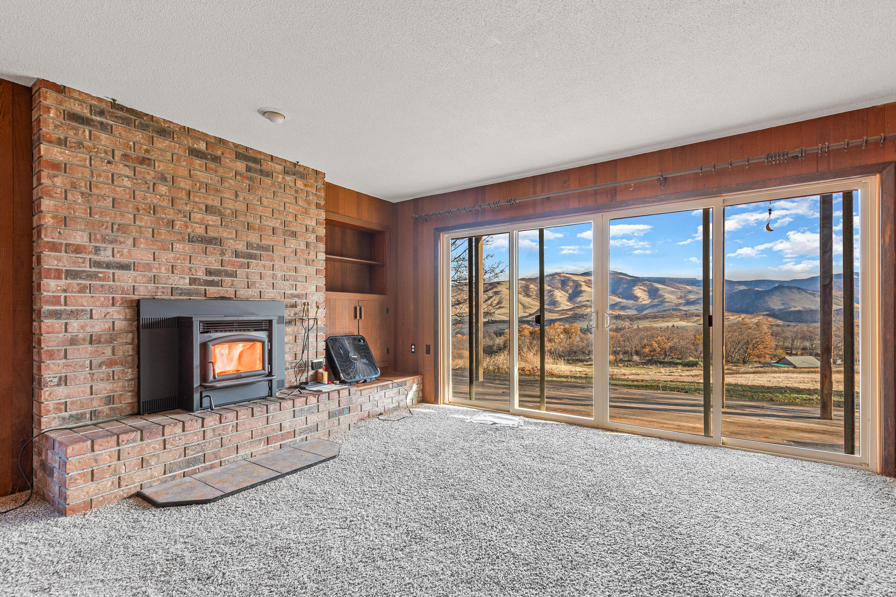 4262 Clayton Road Ashland, OR 97520 - Photo 21 of 54 Living Room.