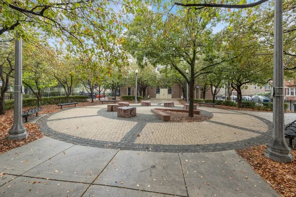 $1,300 | 3213 South Lituanica Avenue, Unit 4F, Chicago, IL 60608
