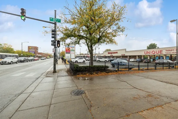 $1,300 | 3213 South Lituanica Avenue, Unit 4F, Chicago, IL 60608