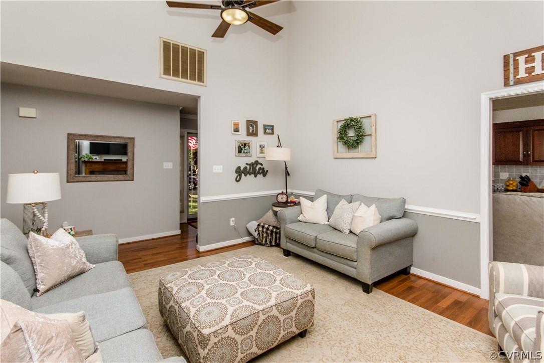 5512 Gatebridge Road North Chesterfield, VA 23234 - Photo 4 of 23 a living room with furniture and a lamp